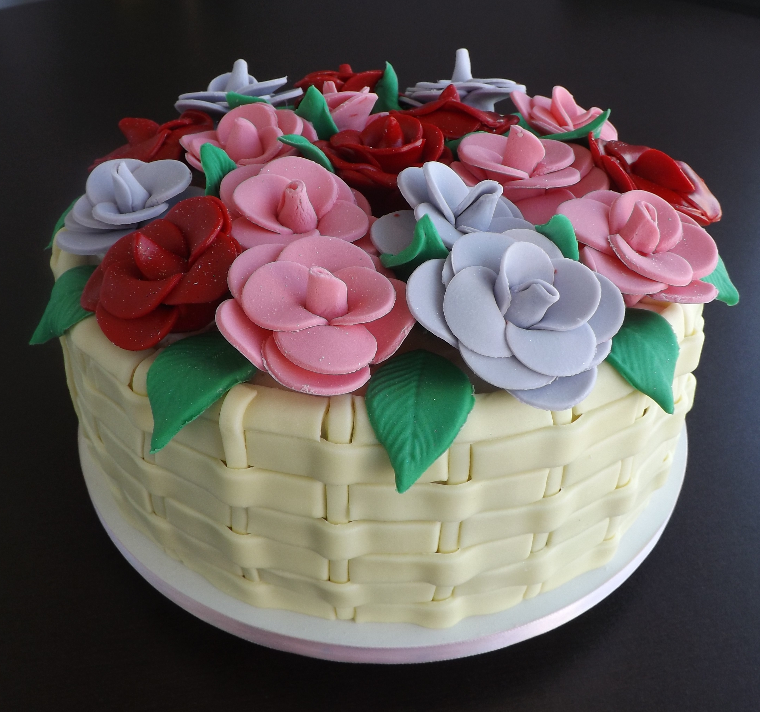Bolo de aniversário feminino simples decorado com rosas de